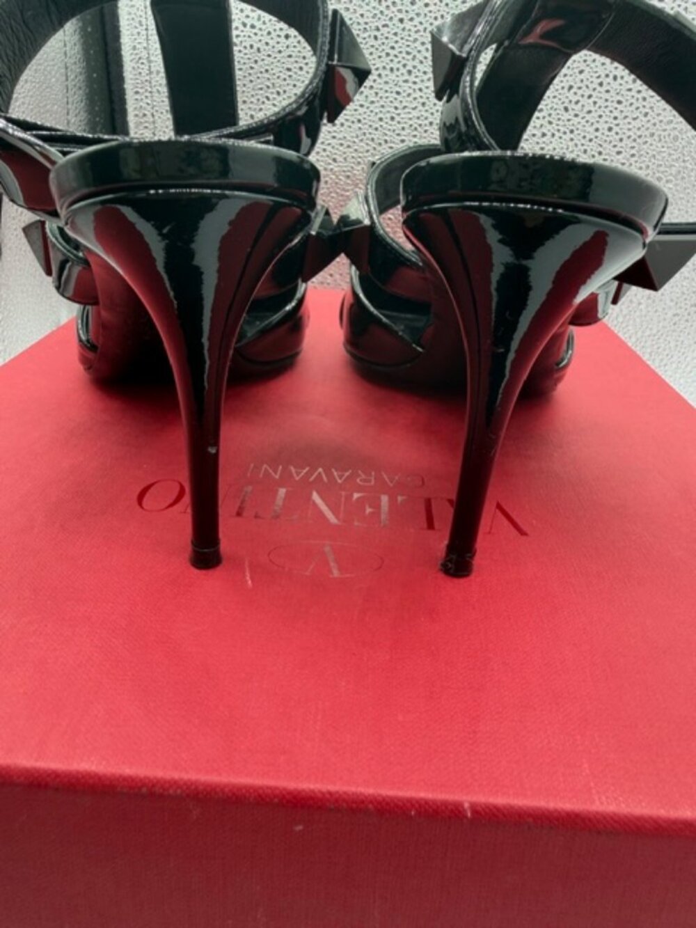 VALENTINO STUD PATENT LEATHER PUMPS - Picture 6 of 14
